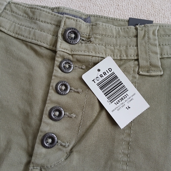 torrid ♡ military twill green short - Picture 3 of 9